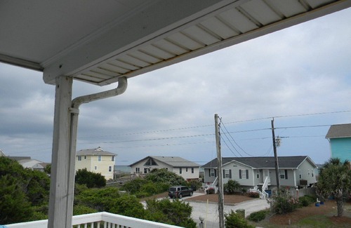 Emerald Isle Cottage | Prime Location 2nd row! Beautiful beach views from the deck!