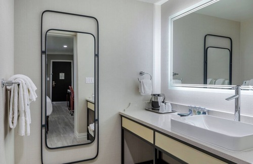 Southeast Torrance Hotel | Prime Location! 3 Comfortable Rooms in a Boutique Hotel, Courtyard & Parking
