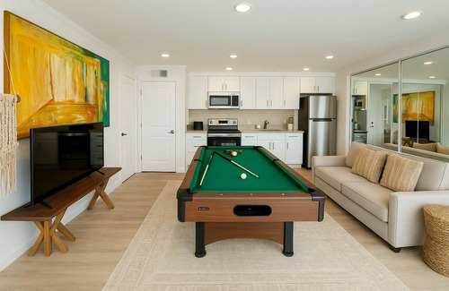 Laguna Hills Condo | Prime Location! 3BR, 10 Min to Beach, 5 Min to Irvine – Walk to Pool & Courts