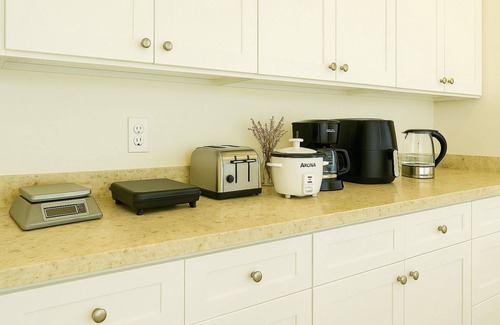 Laguna Hills Condo | Prime Location! 3BR, 10 Min to Beach, 5 Min to Irvine – Walk to Pool & Courts
