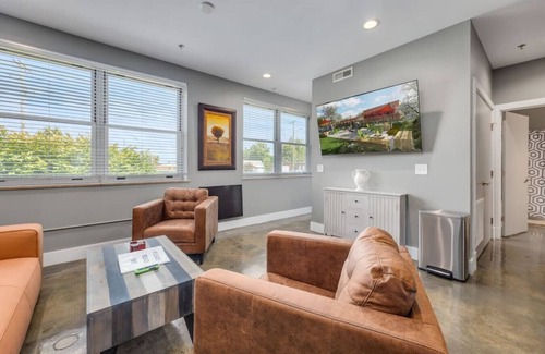 Roanoke Apartment | Prime Location Downtown Heart of Roanoke Queen Bed
