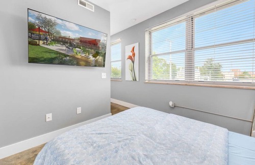 Roanoke Apartment | Prime Location Downtown Heart of Roanoke Queen Bed