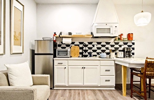 Central Oklahoma City Apartment | Prime Location | Full Kitchen | Rain Shower