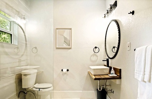Central Oklahoma City Apartment | Prime Location | Full Kitchen | Rain Shower