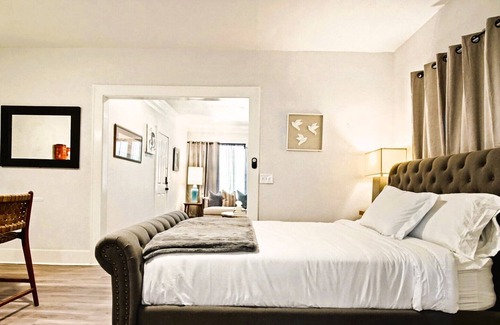 Central Oklahoma City Apartment | Prime Location | Full Kitchen | Rain Shower