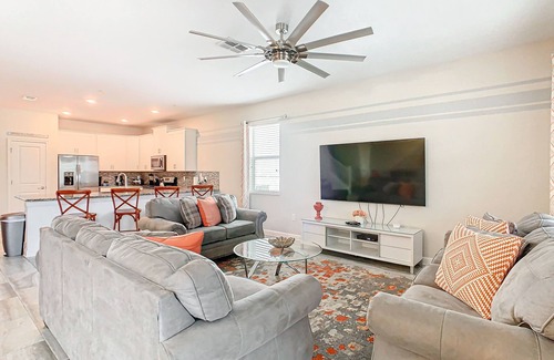 Davenport House | Prime Location Just Behind the Waterpark! High demand discounts apply for Fall!