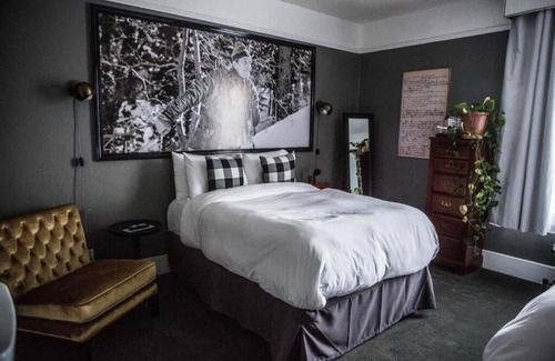 Hood River Hotel | Prime Location! Minutes to Hood River Waterfront Park, Pets Are Welcome!