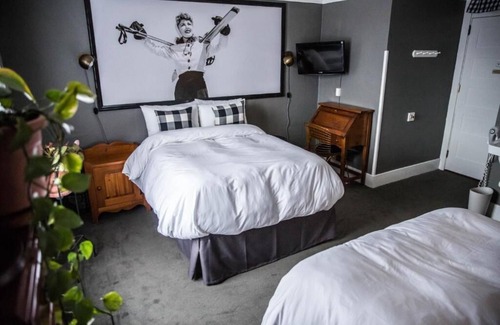 Hood River Hotel | Prime Location! Minutes to Hood River Waterfront Park, Pets Are Welcome!