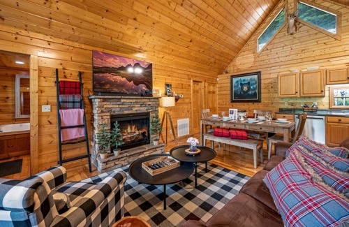 Sevierville Cabin | Prime Location/Pool/HotTub/Pool Table/Fast WiFinDollywood 2 minutes away!