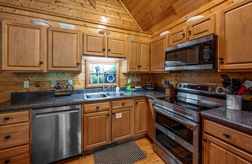 Sevierville Cabin | Prime Location/Pool/HotTub/Pool Table/Fast WiFinDollywood 2 minutes away!