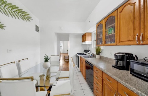 Southeast Yonkers House | Prime NY Luxury Getaway King Bed + Easy Parking H2