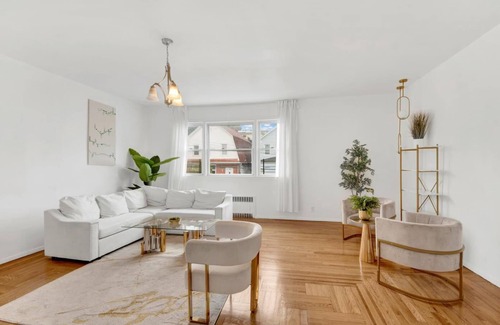 Southeast Yonkers House | Prime NY Luxury Getaway King Bed + Easy Parking H2