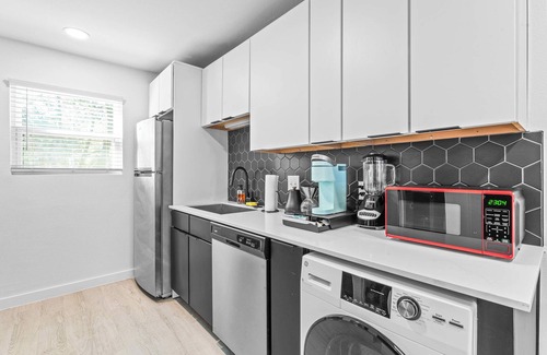 Windsor Park Apartment | Prime SoCo cute studio w/laundryWiFi, 7 Min to DT