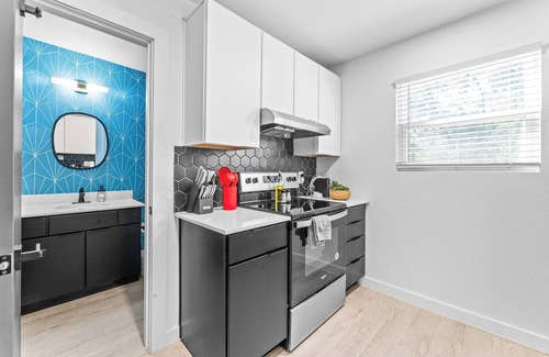 Windsor Park Apartment | Prime SoCo cute studio w/laundryWiFi, 7 Min to DT