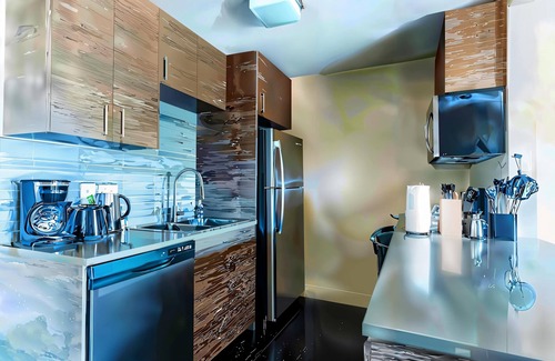 Riverside Apartment | Prime Spot | Cozy Bed, Pool + Free Parking