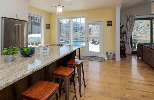 Orondo House | Prime views, private pool & spa, quiet, family/foodie paradise mins from Chelan