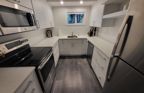 Kelowna Central Business District House | PRIMO ENTERTAINERS DELIGHT - Family home with pool and hot tub