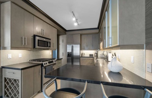 Toronto Entertainment District Hotel | Priscilla Suites - CN Tower Views - Free Parking