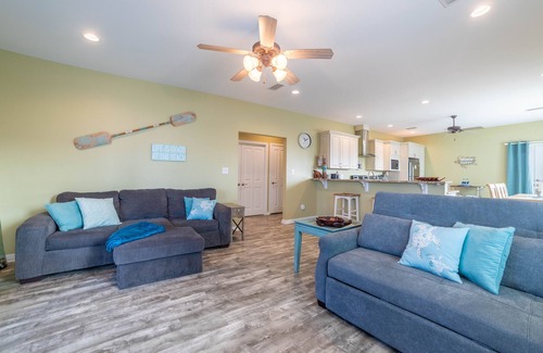 Fort Morgan Cottage | Pristine beach home with gulf view, covered patio, and AC