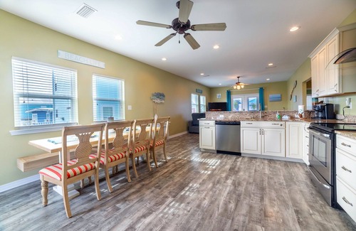 Fort Morgan Cottage | Pristine beach home with gulf view, covered patio, and AC