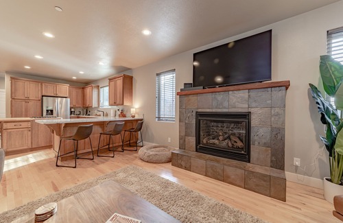 Eureka House | Pristine dog-friendly hideaway with WiFi, fireplace, W/D & a huge deck