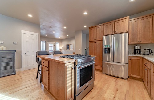 Eureka House | Pristine dog-friendly hideaway with WiFi, fireplace, W/D & a huge deck