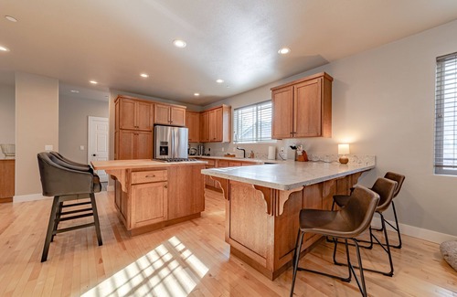 Eureka House | Pristine dog-friendly hideaway with WiFi, fireplace, W/D & a huge deck