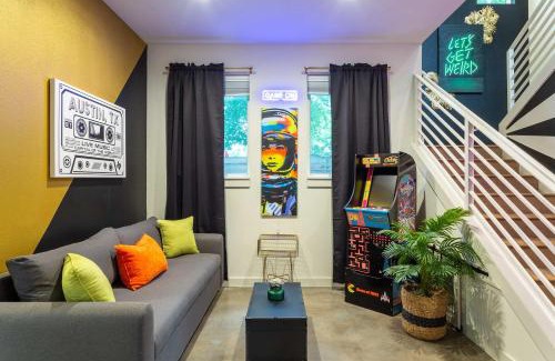 East Cesar Chavez House | Pristine Pool Palace 6BR - Rainey St - 7min walk