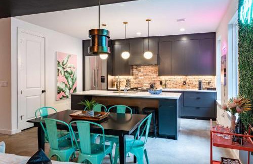 East Cesar Chavez House | Pristine Pool Palace 6BR - Rainey St - 7min walk