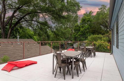 East Cesar Chavez House | Pristine Pool Palace 6BR - Rainey St - 7min walk