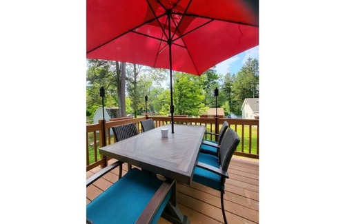 Cuddebackville House | ⭐️Pristine river front property, swim, kayak + fish. ⭐️ 90 mins away from NYC