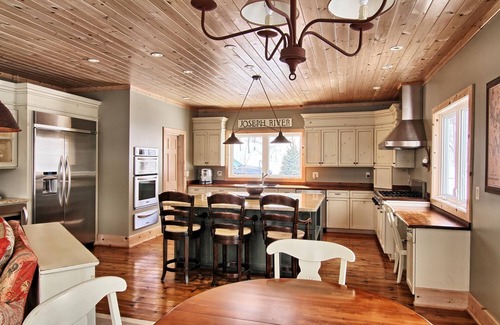 Muskoka Lakes Cottage | Privacy & 315ft frontage on Lake Joe! 6 bdrm, 4 bath! AC! Kayak & Canoe!