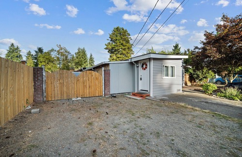 SeaTac House | Privacy entrance room with full bath near airport