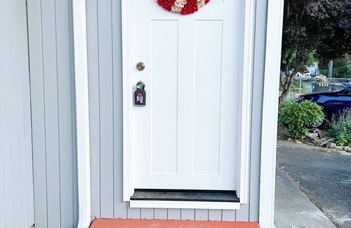 SeaTac House | Privacy entrance room with full bath near airport