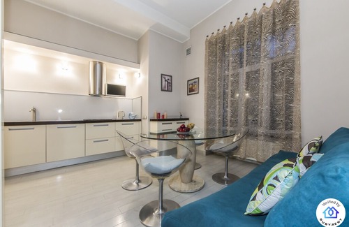 Lypky Apartment | PRIVAT APARTMENT AT THE KHRESCHATYK HISTORICAL ALLEY NEARBY MAIDAN SQUARE