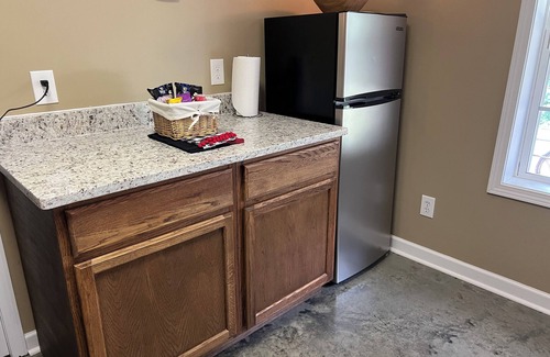 Woodstock Apartment | Private 1 Bedroom Basement Apartment for SOLO TRAVELERS ONLY