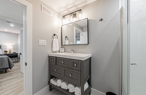 Hamilton Apartment | Private 2-Bedroom Apartment (King+Queen)
