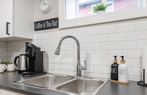 Hamilton Apartment | Private 2-Bedroom Apartment (King+Queen)