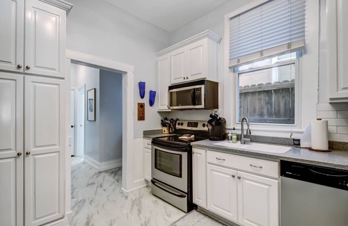 Dixon Park House | Private 2APT Duplex w/Back Yard ★ Dogs OK ★ Victorian District ★ Park Side