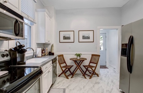 Dixon Park House | Private 2APT Duplex w/Back Yard ★ Dogs OK ★ Victorian District ★ Park Side