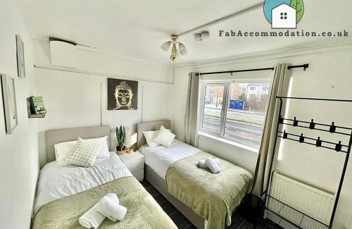 Patchway Apartment | Private 2Bed-Parking & Garden-By FabAccommodation