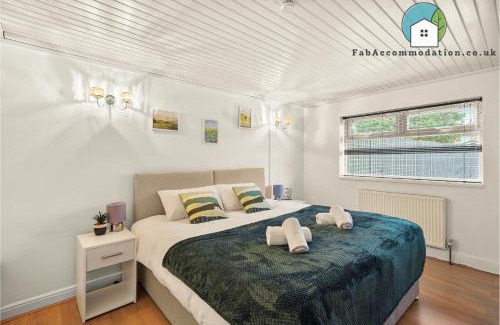 Patchway Apartment | Private 2Bed-Parking & Garden-By FabAccommodation