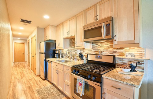 Dundee House | Private 3 BDR Guest-Suite in the Heart of Wine Country with HOT TUB