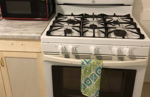 Perth Amboy Apartment | Private 3 bedroom and 1 bathroom house with direct NYC Manhattan train a 15 minute walk away