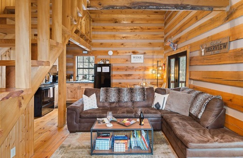 Logan Cabin | Private 5 acres, Hot Tub, Fire Pit, Close to Caves