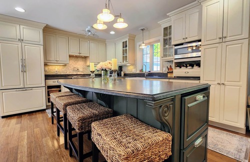 Jamestown House | Private 6-Bedroom – Walk to Beach