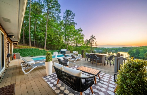 Mid America House | Private 6 BR Lakefront Gem, Heated Pool, Kayaks