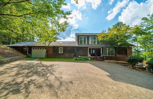 Mid America House | Private 6 BR Lakefront Gem, Heated Pool, Kayaks