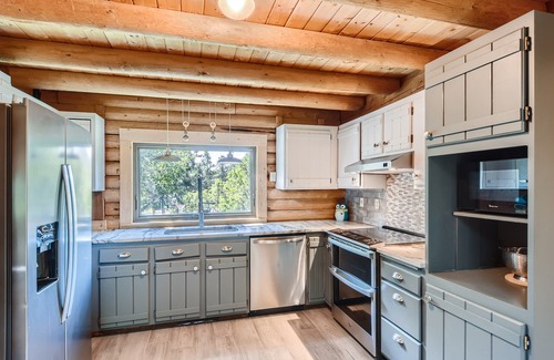 Woodmoor Cabin | Private and Cozy 4bd/2.5ba Cabin w/Hot Tub