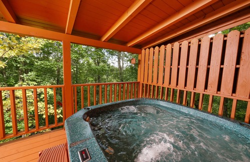 Gatlinburg - Pigeon Forge Cabin | Private and Cozy Cabin Perfect for a Smoky Mountain Getaway!